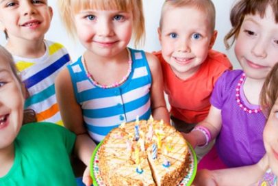 les enfants en train de célébrer leur anniversaire chez bowling palace
